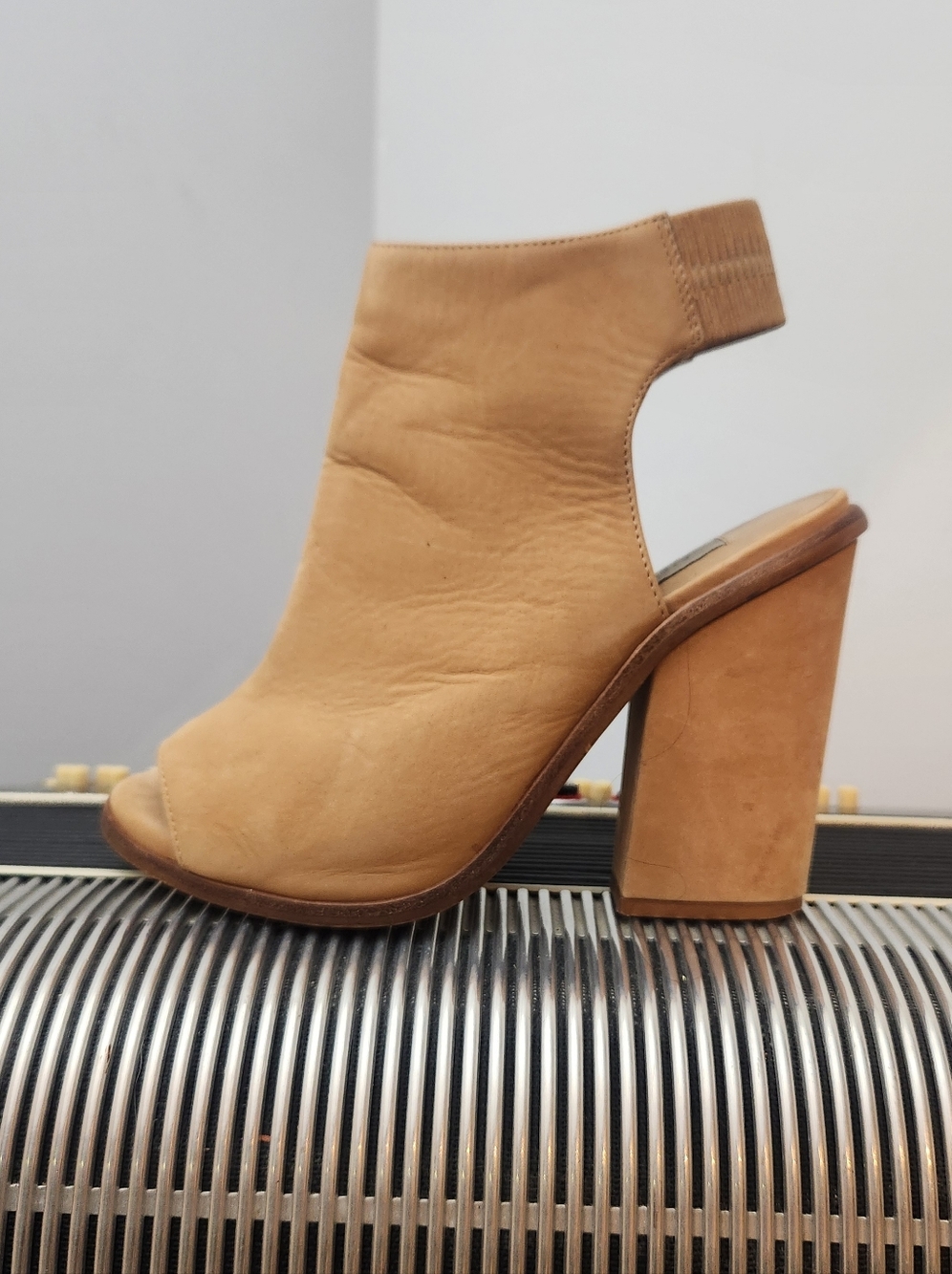 GORGEOUS STEVE MADDEN TAN LEATHER OPEN TOE HEELS W/CHUNK HEEL SIZE 6